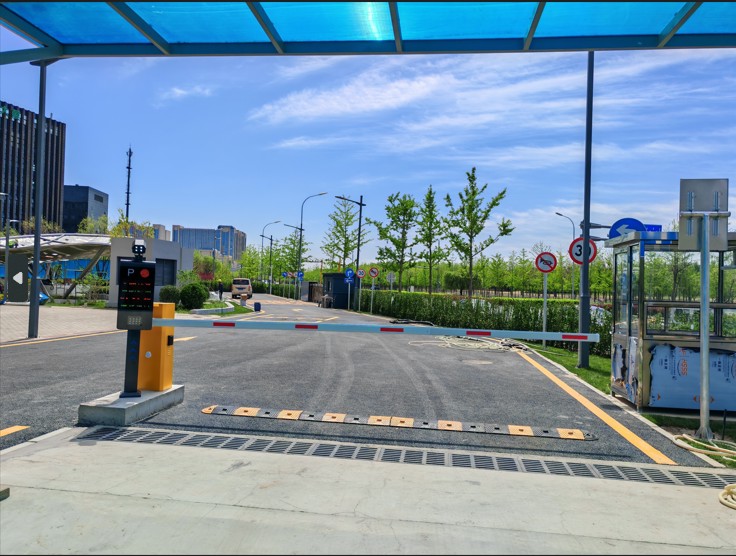 亦庄生物医药（伸缩道闸+车牌识别）