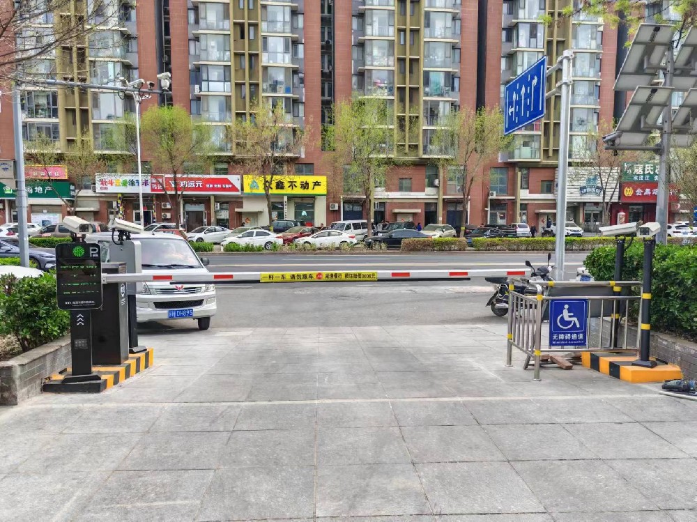 物美地面停车场（直杆道闸+车牌识别）